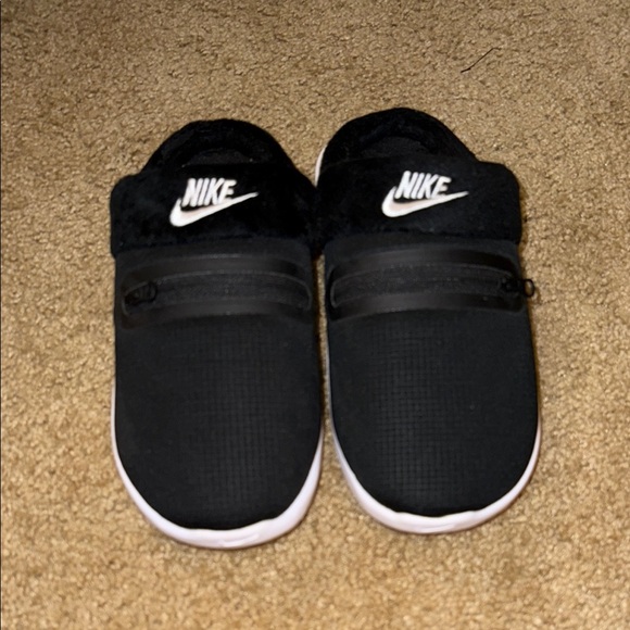Women’s Nike Black and White Slippers - Picture 1 of 6